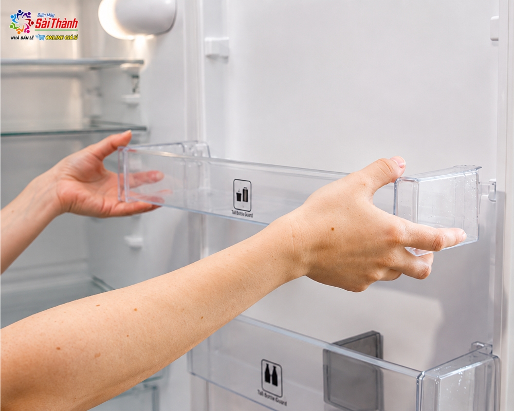 Tháo rời các khay kệ tủ lạnh để làm sạch