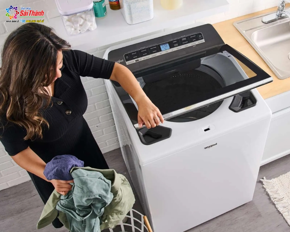 Máy giặt cửa trên thuận tiện cho người dùng thêm quần áo vào trong khi máy đang hoạt động