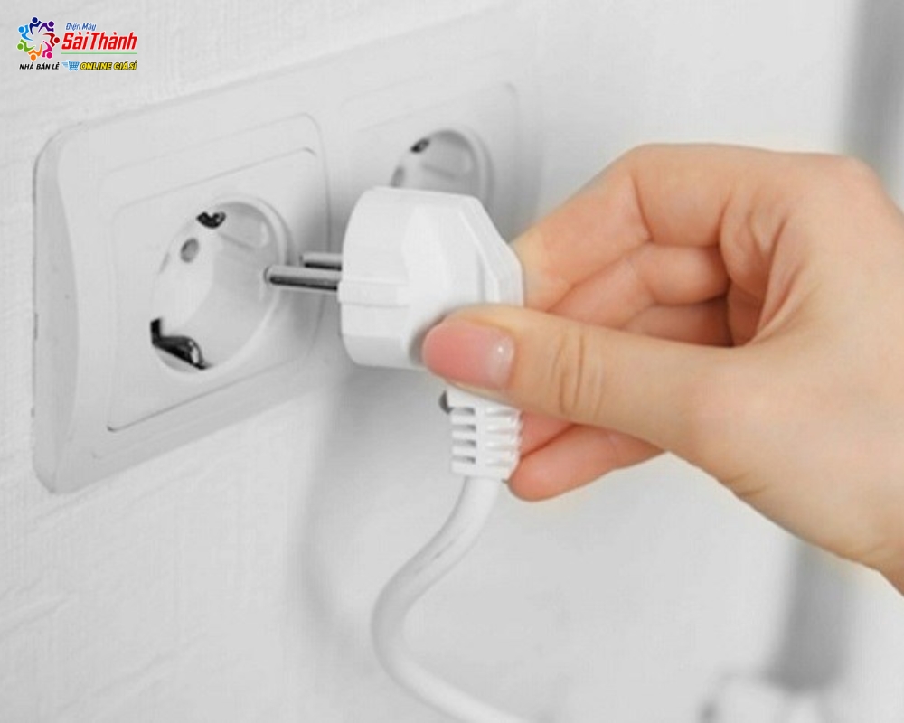 Rút phích cắm điện của tủ lạnh ra khỏi ổ cắm