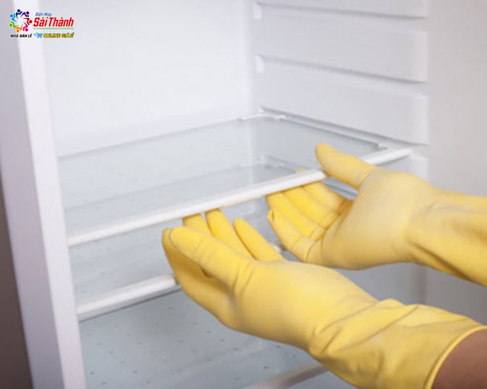 Tháo rời các khay kệ của tủ lạnh