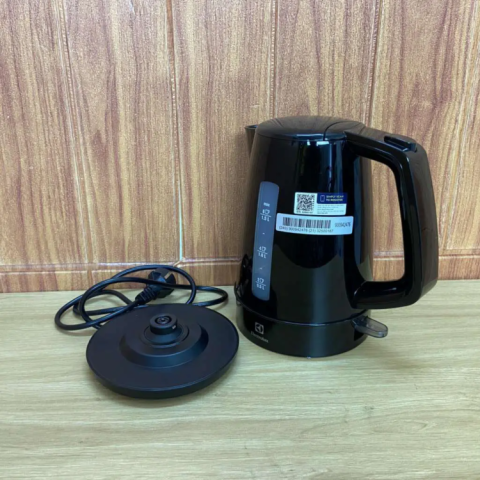 Ấm đun nước ELECTROLUX EEK1303K