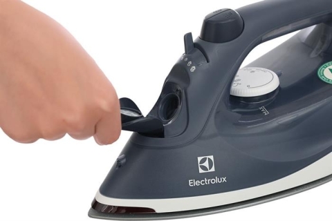 Bàn ủi hơi nước Electrolux E6SI3-61NW 2400W