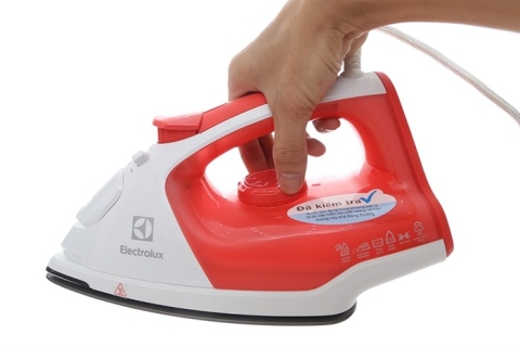 Bàn ủi hơi nước Electrolux ESI5116 1800W