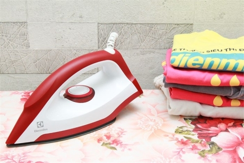 Bàn ủi khô Electrolux EDI1004 1300W
