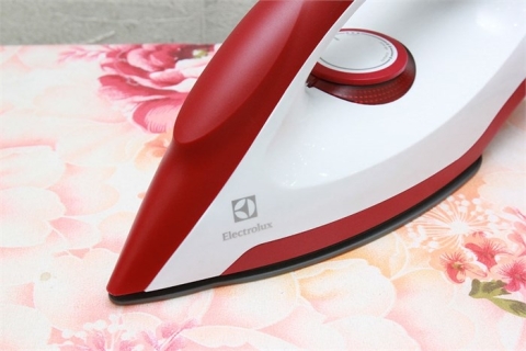 Bàn ủi khô Electrolux EDI1004 1300W