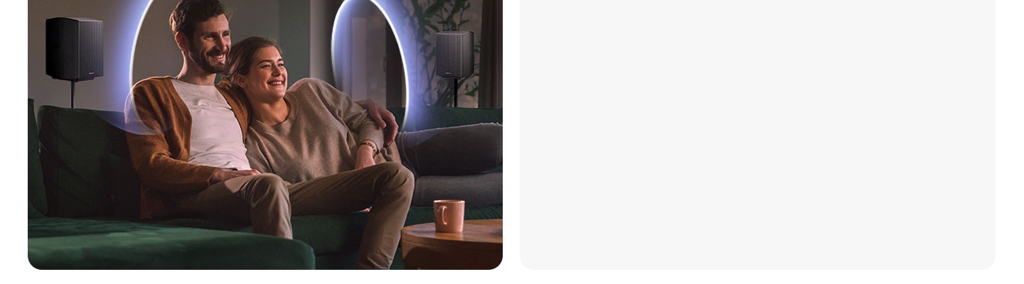 Mọi người nhảy trong một căn phòng chứa đầy sóng âm, đến từ một âm thanh và loa phía sau đặt ở hai đầu đối diện của căn phòng.