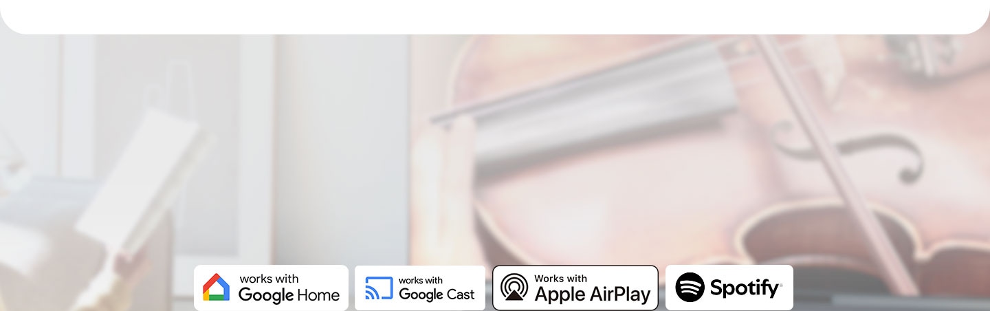 Hoạt động với Google Home, hoạt động với Google Cast, hoạt động với Apple AirPlay và Spotify Logo chống lại thiết lập phòng khách.