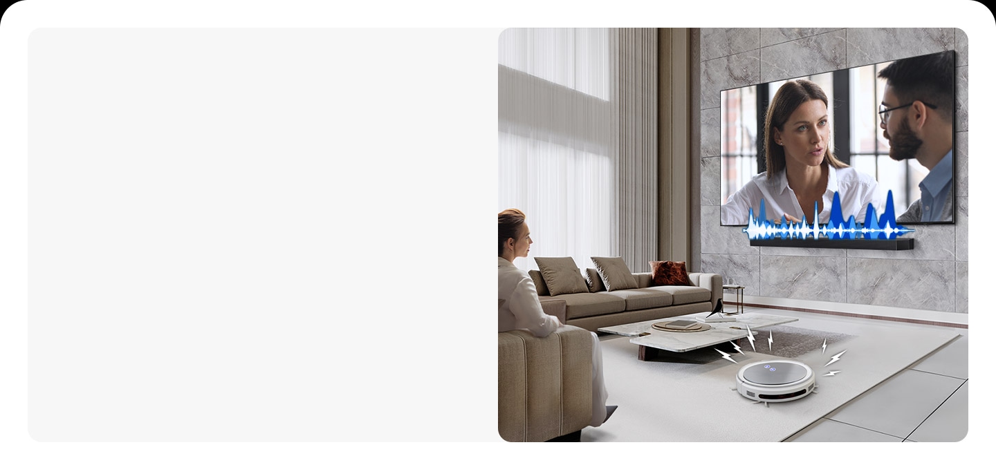 Một người phụ nữ đang xem TV, có một âm thanh được cài đặt trực tiếp bên dưới. Soundbar có một thanh âm thanh cho biết mức độ âm lượng. Một máy hút bụi robot lăn vào phòng, phát ra tiếng ồn gây mất tập trung được biểu thị bằng bu lông chiếu sáng. Đáp lại, Soundbar chơi với âm lượng lớn hơn, với thanh âm thanh phát ra hoạt động lớn hơn.