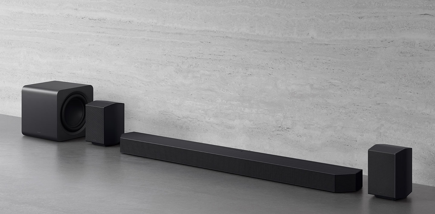 Một soundbar, một loa siêu trầm và hai loa phía sau. Logo sẵn sàng của Roon. TUV RHEINLAND® Sản phẩm được chứng nhận lượng khí thải carbon www.tuv.com ID 0217009957 Logo.