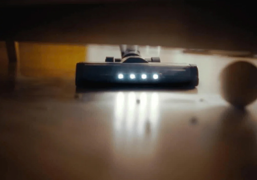 Máy Hút Bụi MC-SBR70K946 chiếu sáng nơi bám bụi khó thấy 